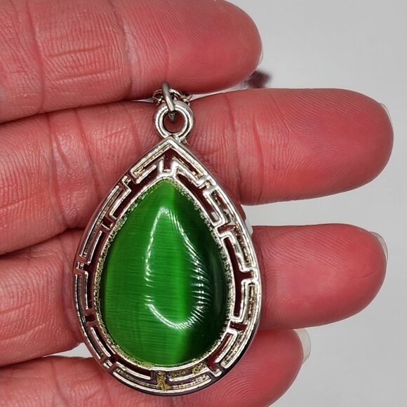 Red Velvet Bijoux Green Cat's Eye Fashion necklace - Picture 2 of 4